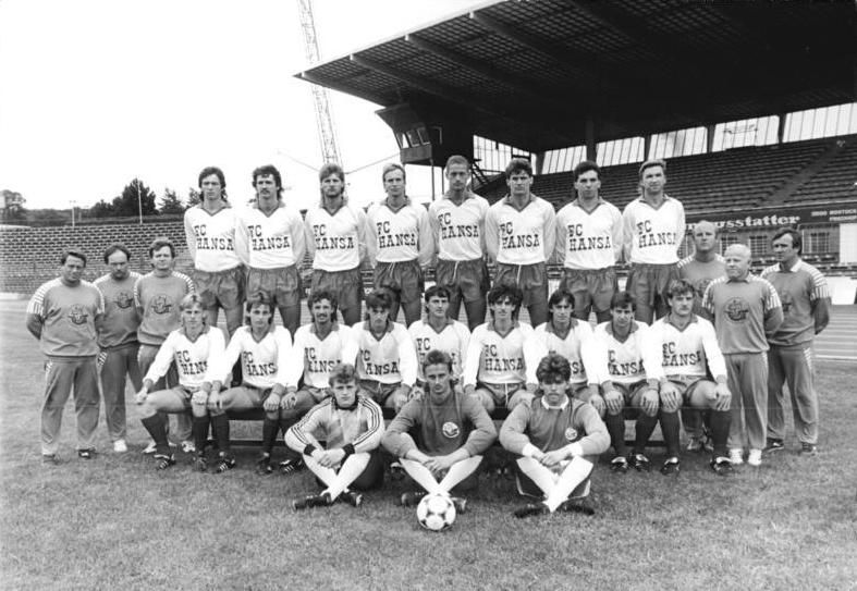 File:Bundesarchiv Bild 183-1989-0810-308, Mannschaftsfoto FC Hansa Rostock.jpg