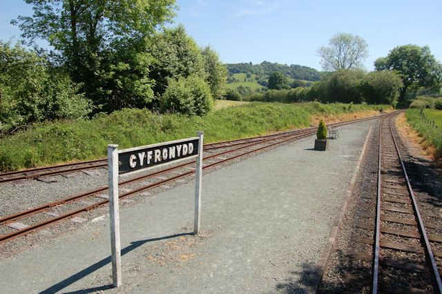 File:Cyfronydd Station - geograph.org.uk - 1334320.jpg