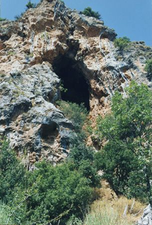 File:Grottoentrance Mari.jpg