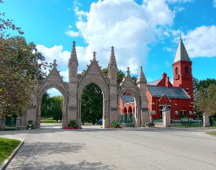 File:Indianapoliscrownhillcemeteryentrance01.jpg