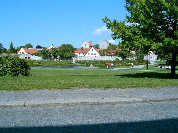 File:Mr Bullitt - Almedalen i Visby.jpg