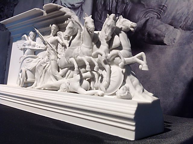 File:QUADRIGA, Ostfries, Pergamonaltar, 3-D Rekonstruktion.jpg