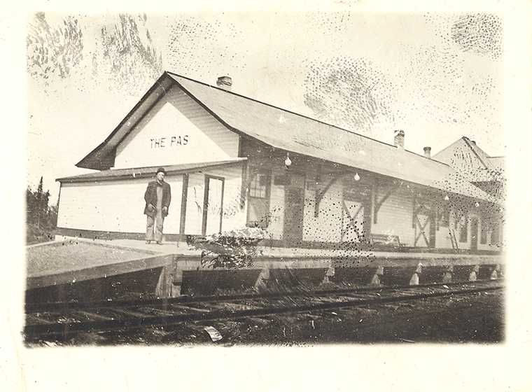 File:The Pas railway station postcard.jpg