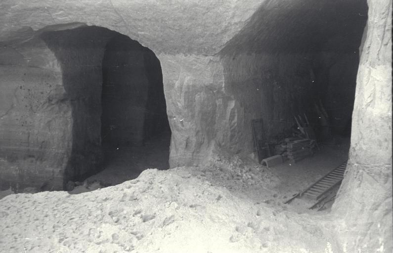 File:Bundesarchiv Bild 192-005, KZ Mauthausen, Stolleneingänge.jpg