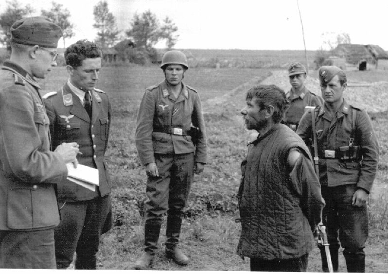 File:Interrogation sovjet partisan 1942.jpg