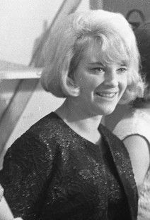 File:Majda Sepe, Festival popevk Opatija 65 (cropped).jpg