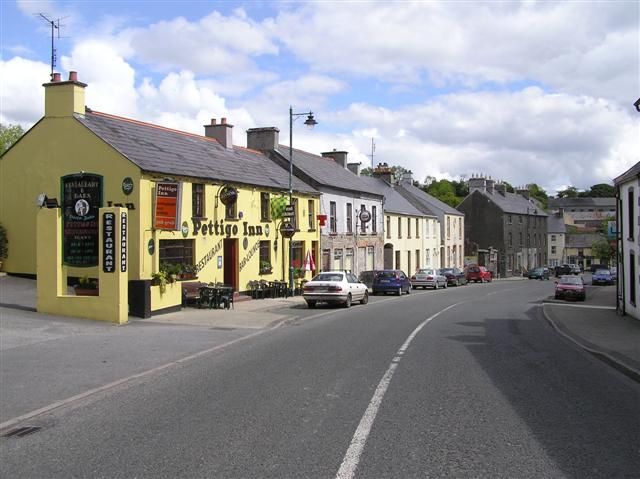 File:Pettigo Inn - geograph.org.uk - 449700.jpg