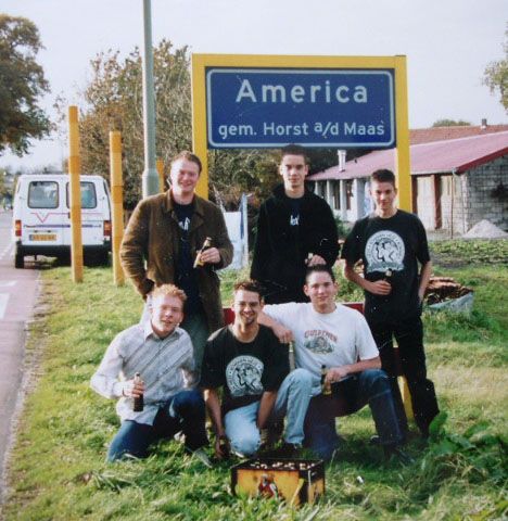 File:Rowwen Hèze fans in America, Limburg, Nederland.jpg