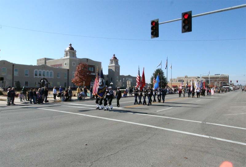 File:Veteran's Day parade, Ponca City, Oklahoma.jpg