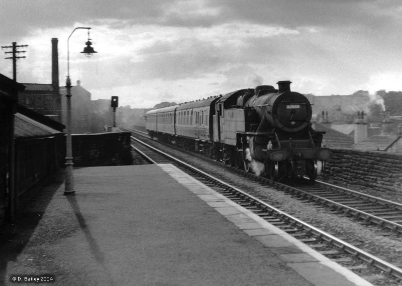 File:42689 passing Stanningley.jpg