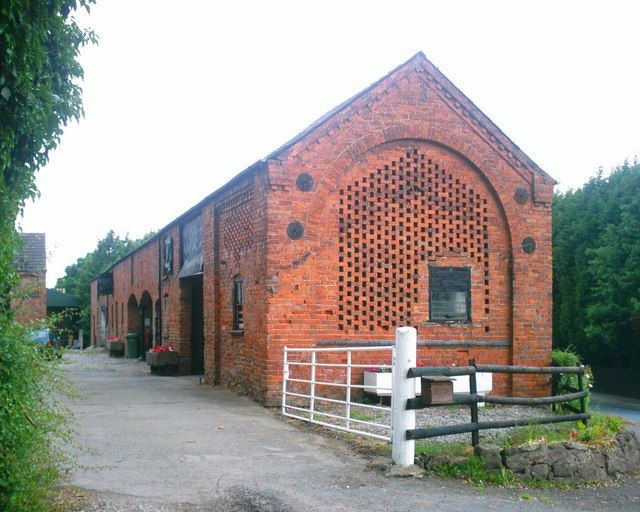 File:Crowton - Farm Building.jpg