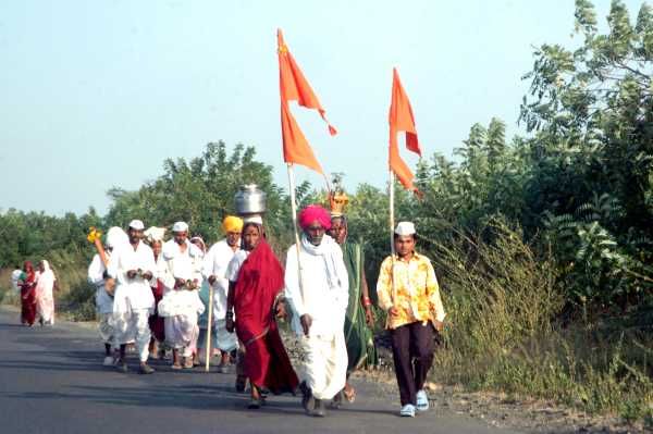 File:Hindu pilgrims in Maharashtra.jpg