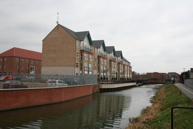 File:Riverside apartments - geograph.org.uk - 495016.jpg