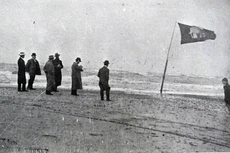 File:Siamese flag at Grenen, Denmark.png