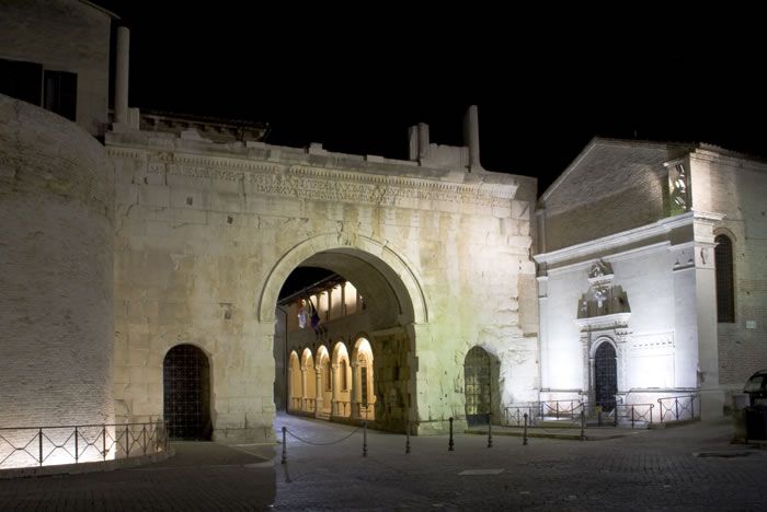 File:Arco di Augusto Fano illuminato.jpg