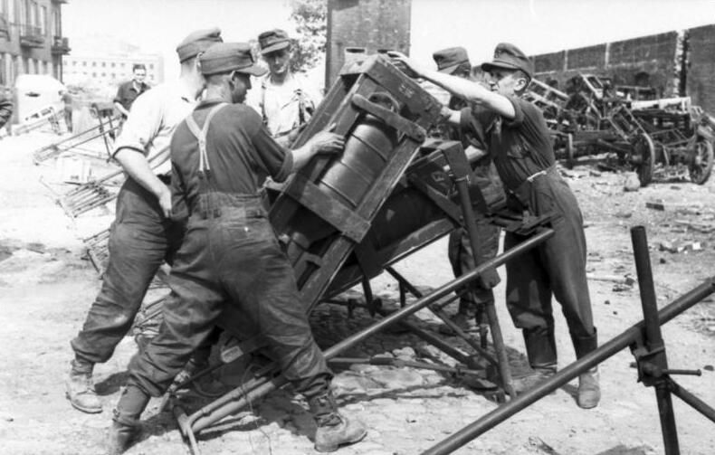 File:Bundesarchiv Bild 101I-696-0426-10, Warschauer Aufstand, Raketenwerfer-Einsatz.jpg