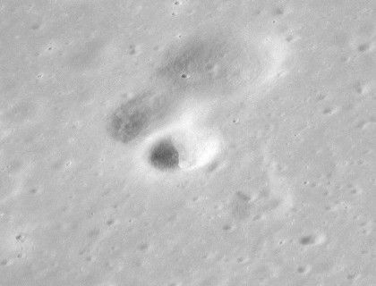 File:Mary crater AS15-P-9305.jpg