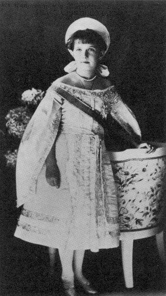 File:Anastasia in court gown 1910.2.jpg