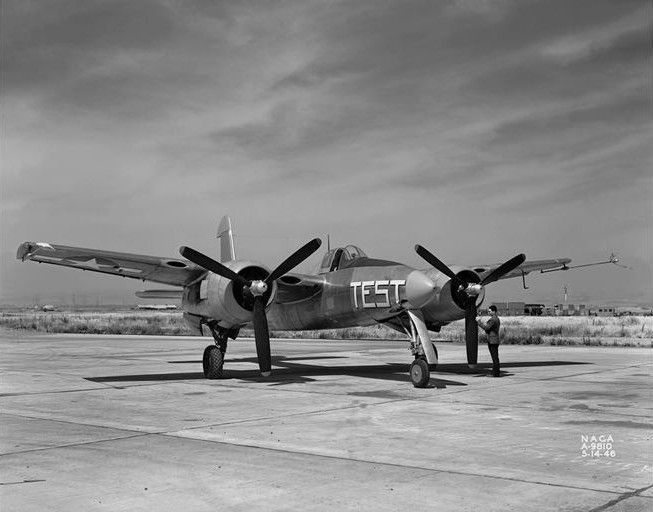 File:XF7F-1 at Moffett Field 1946.jpg