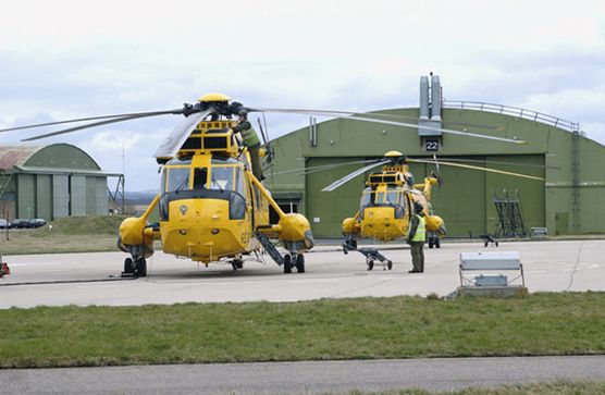 File:202 Sqn Sea kings lossiemouth.jpg