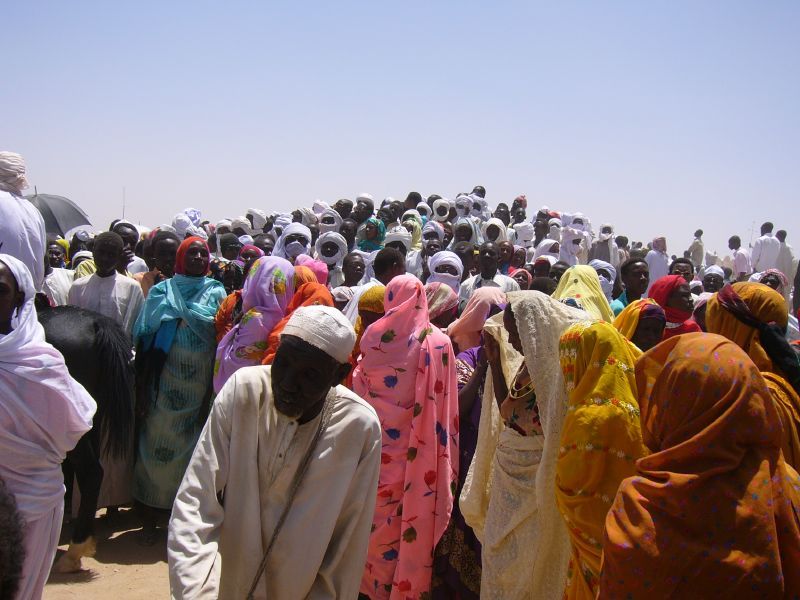 File:Crowd in Chad.jpg