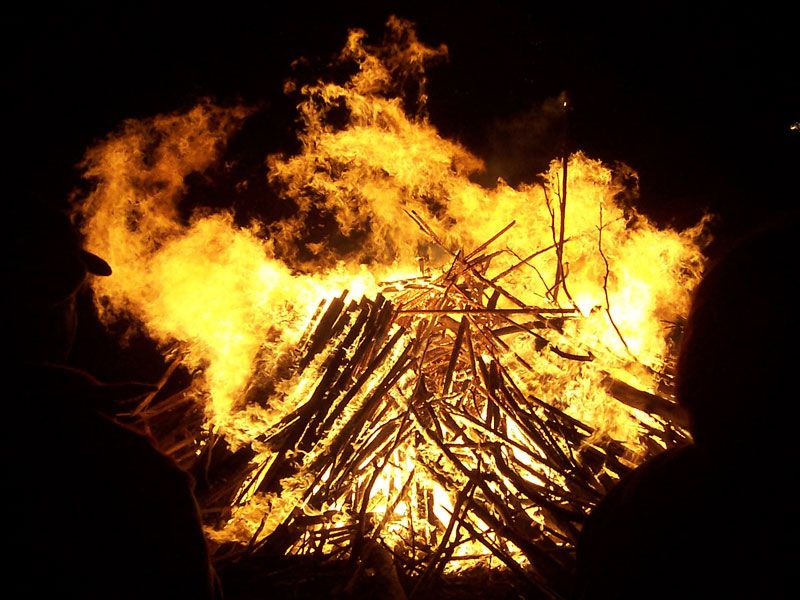 File:Large bonfire02.jpg