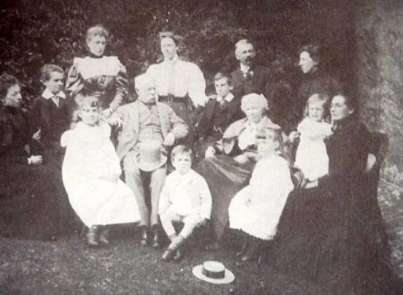 File:Llewellyn family of Court Colman circa 1890.jpg