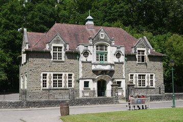 File:Oakdale Workmens Institute (geograph 4859836) (cropped).jpg