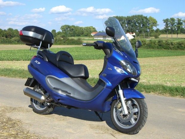 File:Piaggio-x9.jpg