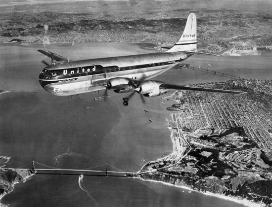 File:United 377 over Golden Gate.jpg