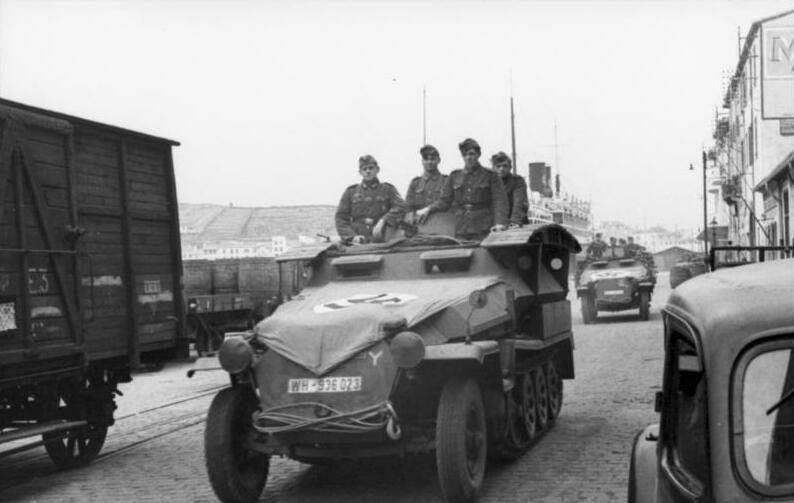 File:Bundesarchiv Bild 101I-258-1320-09, Südfrankreich, Hafen, Schützenpanzer.jpg