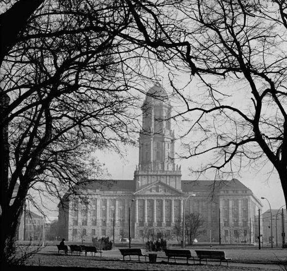 File:Bundesarchiv Bild 183-D0415-0007-001, Berlin, Stadthaus (cropped).jpg