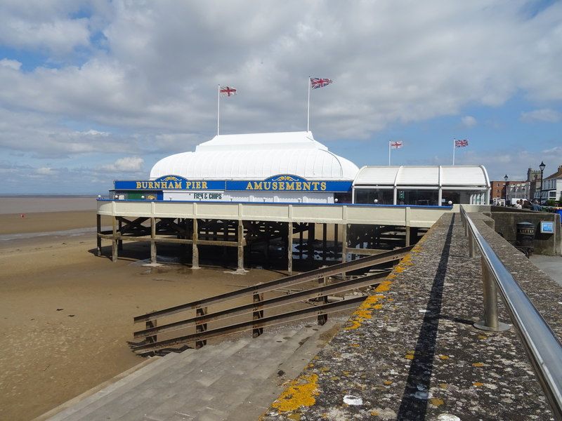 File:Burnham Pier (geograph 6333256).jpg