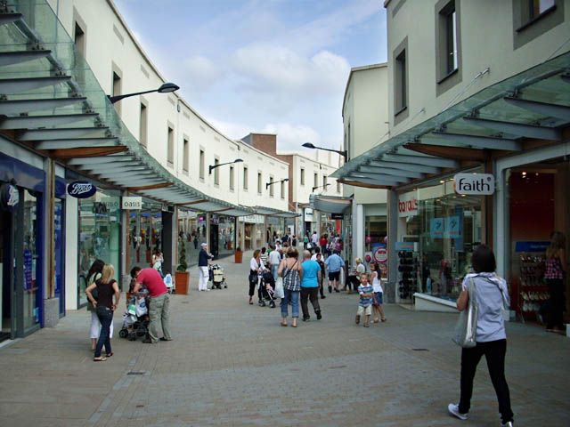 File:Fremlin Walk - geograph.org.uk - 948897.jpg