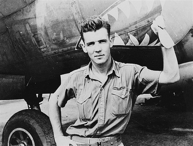 File:Thomas J. Lynch and P-38.jpg