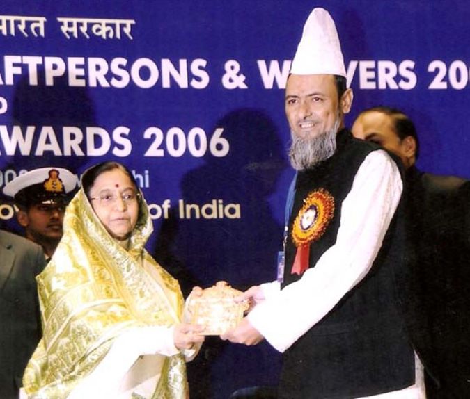 File:Abdul Kadar Khatri Receiving National Award.jpg