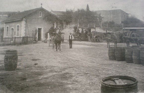 File:Aigues Vives. En haut la gare.jpg