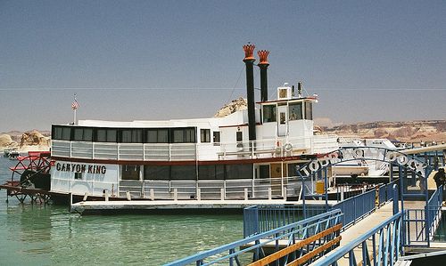 File:Ausflugschiff auf dem Lake Powell.jpg