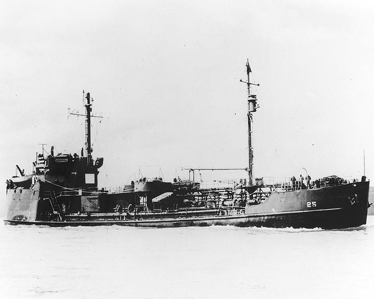 File:USS Calamus (AOG-25).jpg