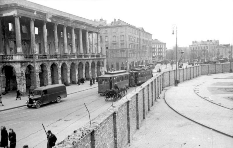 File:Bundesarchiv Bild 101I-134-0791-29A, Polen, Ghetto Warschau, Ghettomauer.jpg