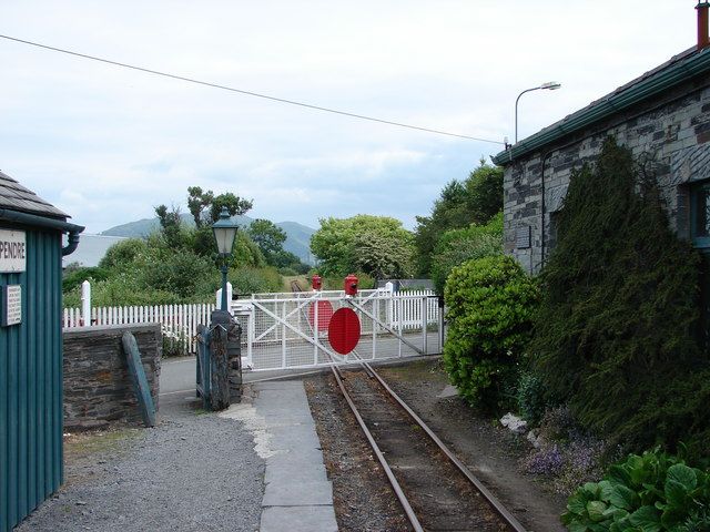 File:Pendre level crossing.jpg