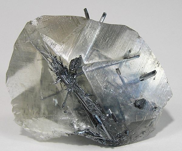 File:Stibnite-Calcite-203075.jpg