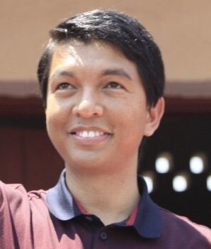 File:Andry Rajoelina greeting crowd (cropped).jpg