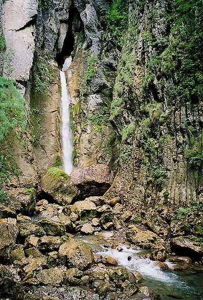 File:Grandvillard Wasserfall.jpg