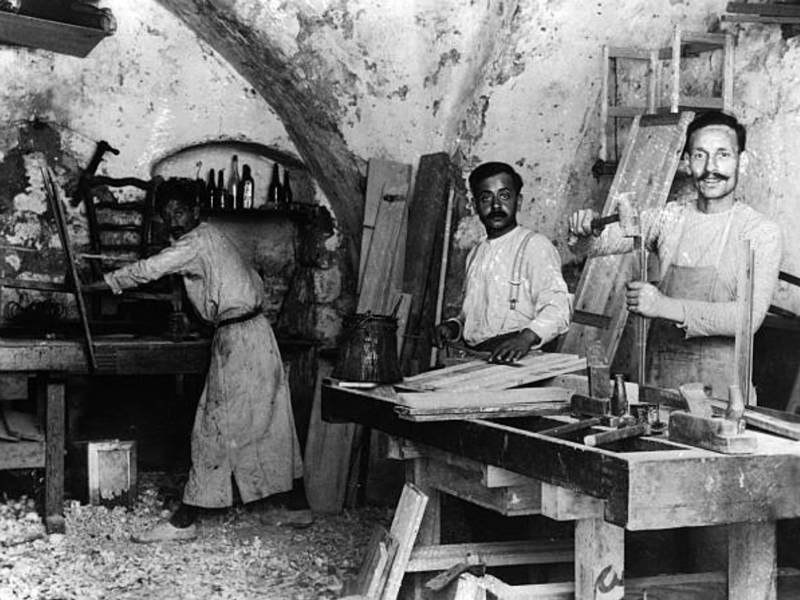 File:Khalil Raad, Carpenters in Nazareth.png