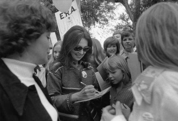 File:Marlo Thomas at an ERA rally dnd0199.jpg