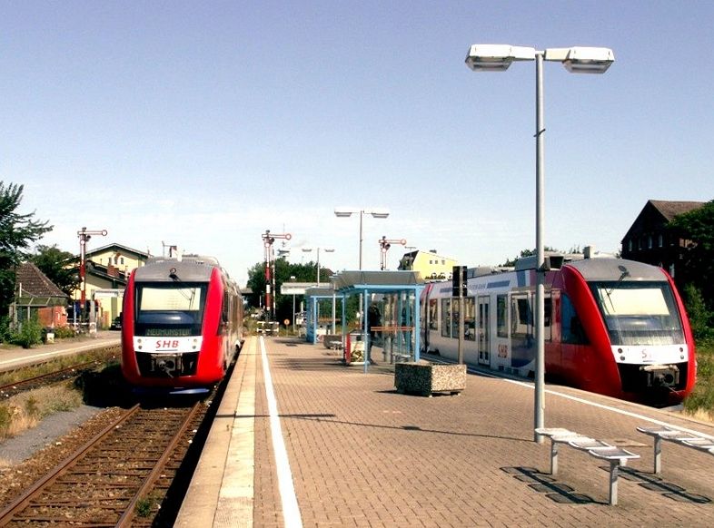 File:Bahnhofheideholstein001.JPG