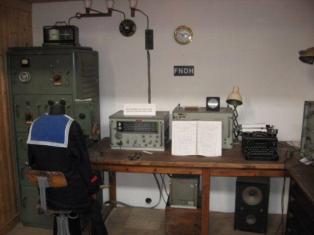 File:Cabine radio.JPG