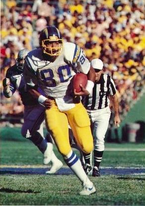 File:Kellen Winslow running 1982.jpg