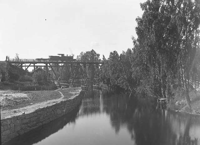 File:Locomotive over Sandvikselven.jpeg